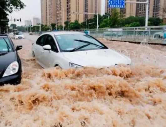 汽车被水淹了怎么办(如何尽量避免车辆被水淹)
